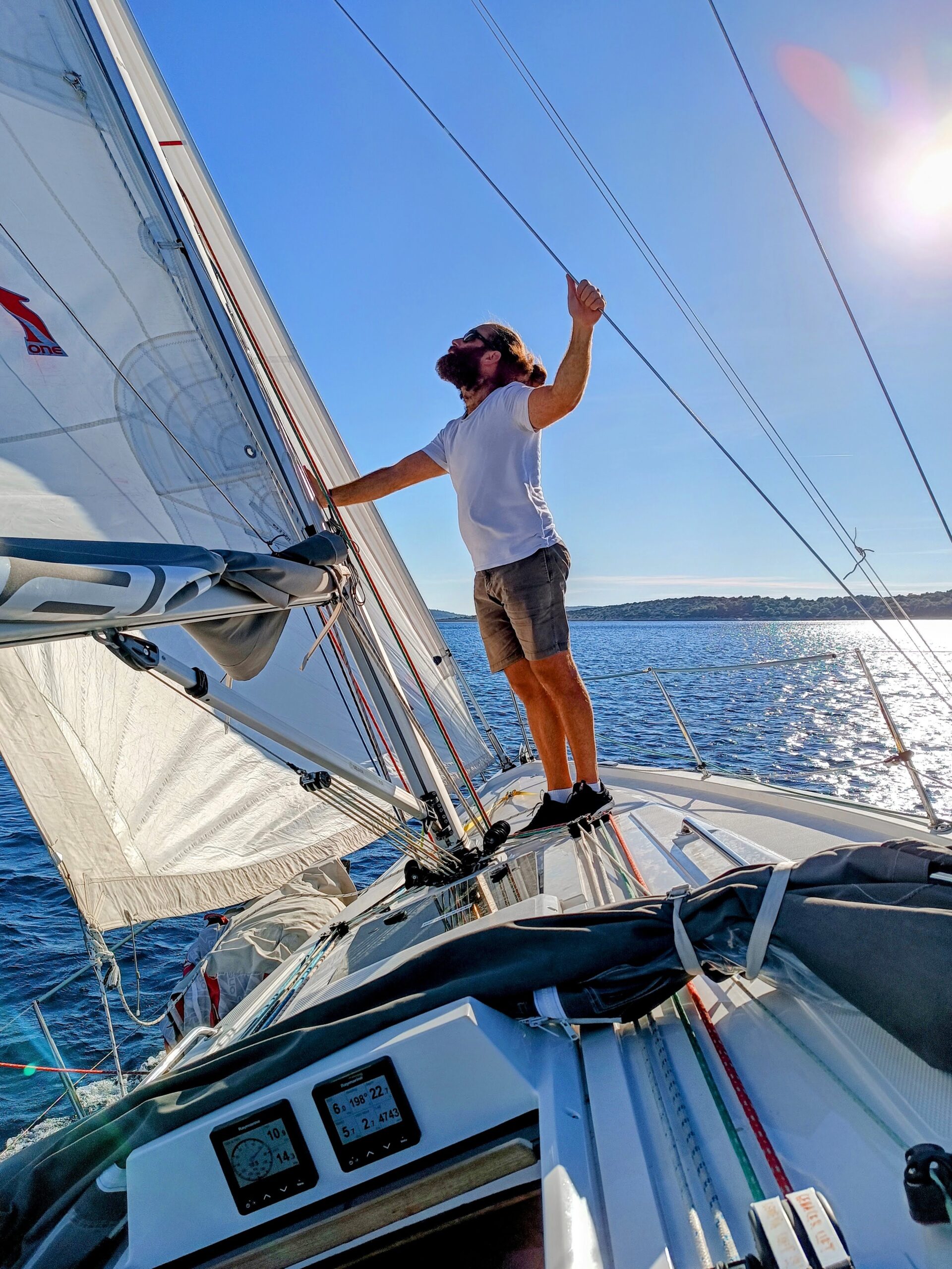 Die Krängung des Segelbootes entspricht der Physik. Du kannst ihr in aller Ruhe trotzen.